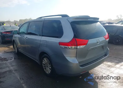 2011 Toyota Sienna Xle V6 z USA, uszkodzony, nr VIN 5TDYK3DC3BS119342